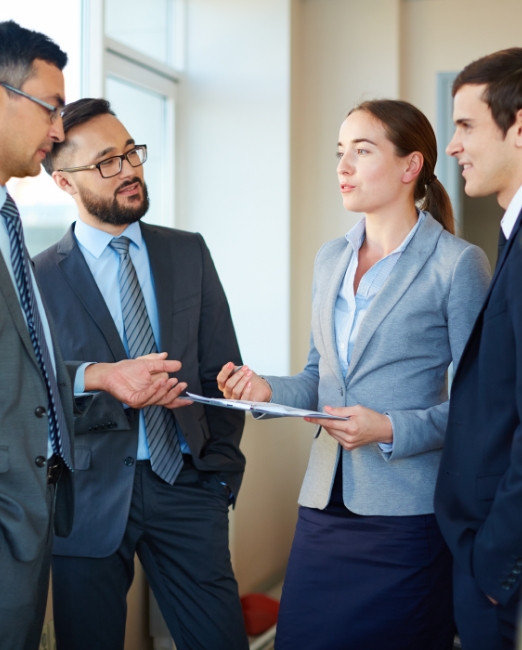 Asociados conversando con un asesor Coofinanciar
