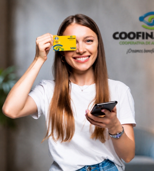 Asociada Coofinanciar mostrando su tarjeta débito