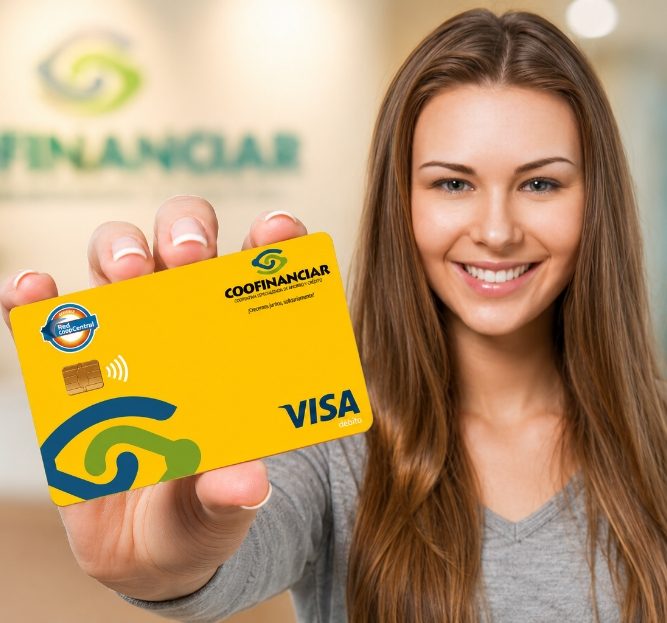Asociada de Coofinanciar mostrando su tarjeta debito Visa Electron