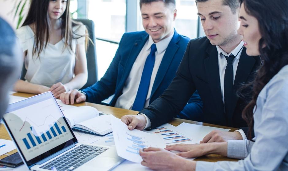 Equipo de Coofinanciar revisando indicadores financieros en una reunión de trabajo